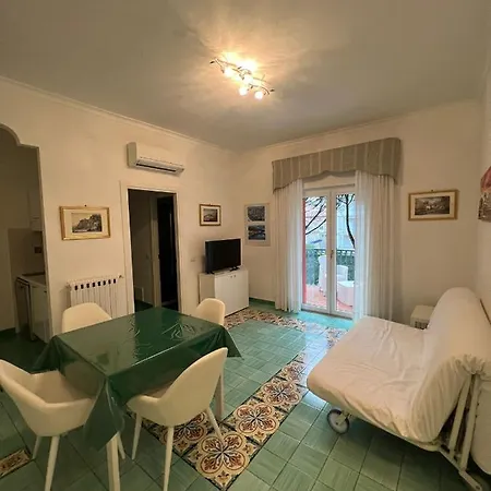 E Flat Park And Pool Holiday home *